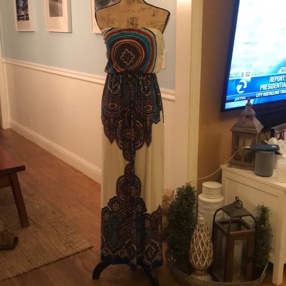 Super cool maxi dress size small. Great style 🌷